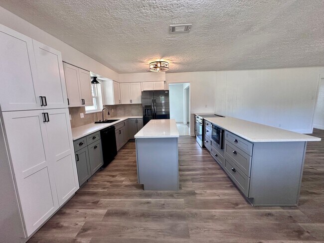 Foto del edificio - 108 Lakeshore Dr