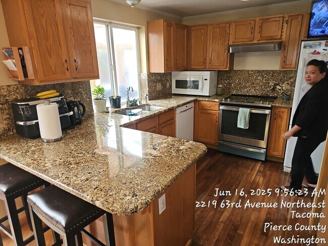 Building Photo - NETacoma - Large 3 bedroom 2.5 bathroom wi...