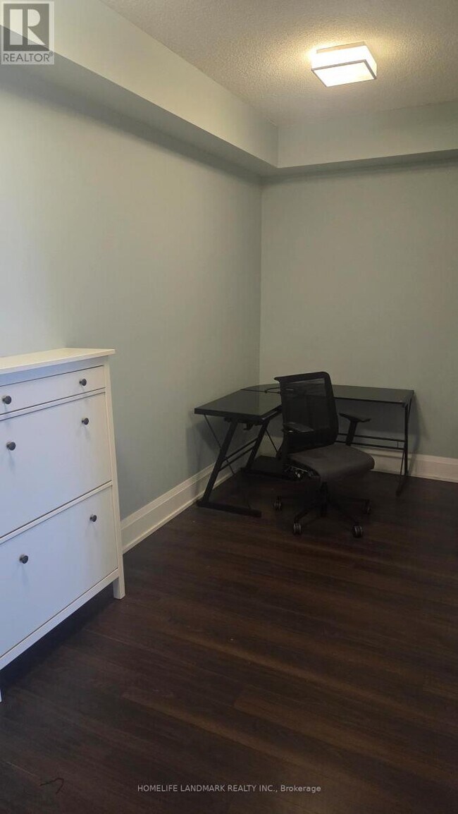 Photo du bâtiment - 120 Harrison Garden Blvd