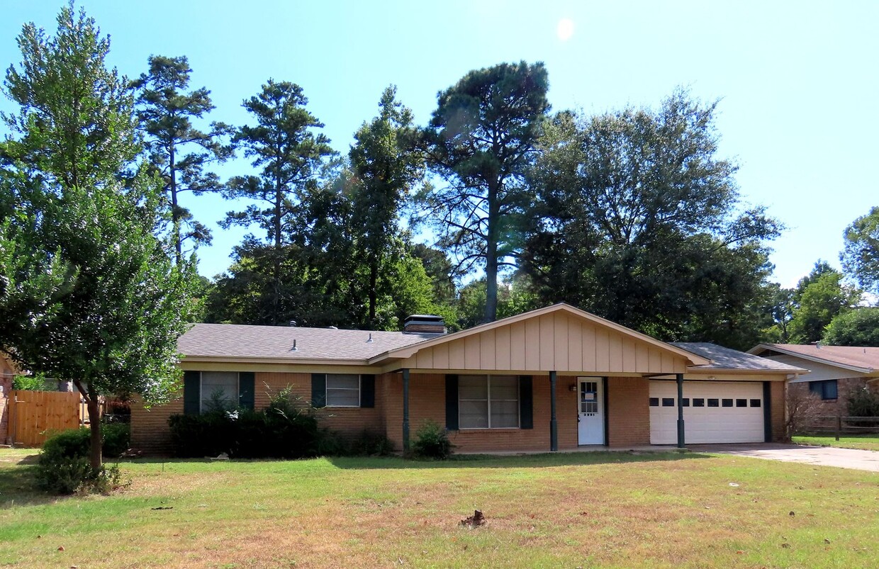 Foto principal - Updated 3 Bedroom, 2 Bath Home Near UT Tyler