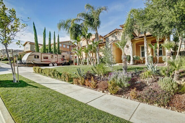 Building Photo - Stunning 5/4.5 pool home located in the de...