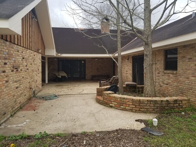 Building Photo - Beautiful Rental near Ambassador