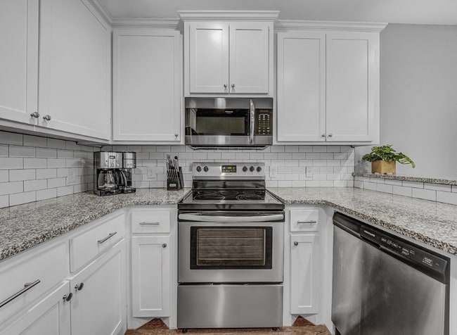 Building Photo - 3320 Robin Ln