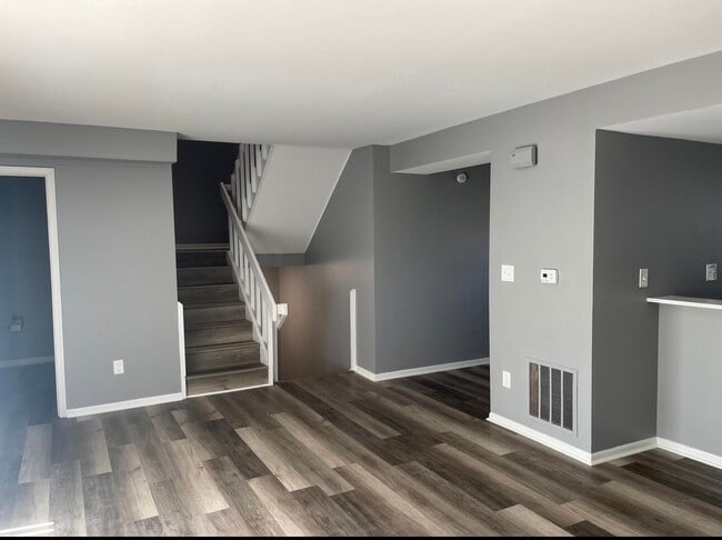 Building Photo - 101 Kingsway Ct