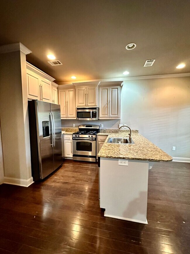Foto del edificio - Beautiful 2 Bed/ 2.5 Bath Townhome In Gate...