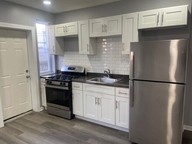 Building Photo - Newly Renovated 3 Bedroom Home Available F...