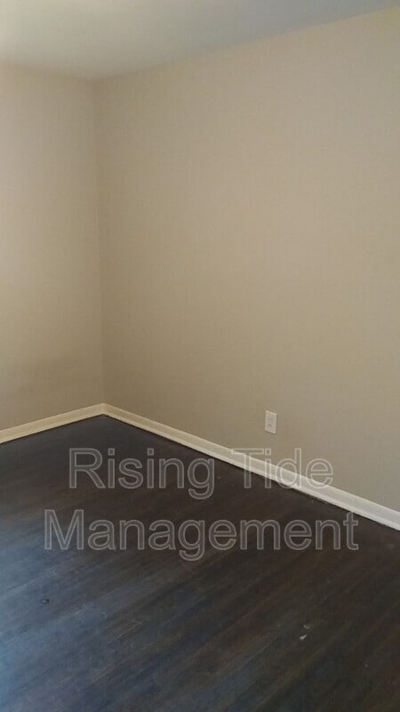 Building Photo - 1854 Edgehill Dr