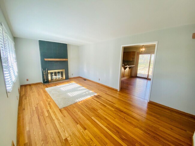 Foto del edificio - {5600} Prairie Village Ranch + Hardwood Fl...