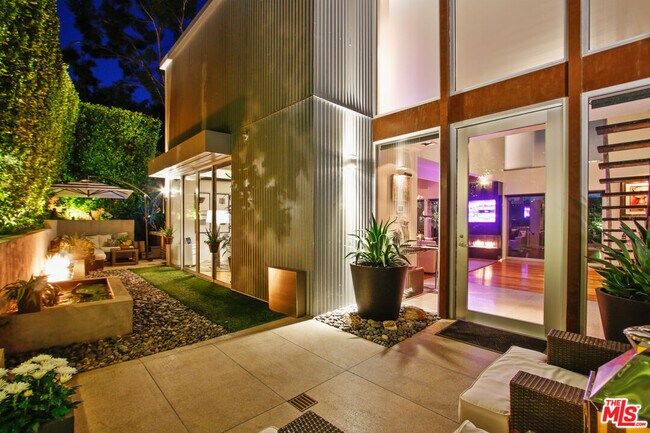 Foto del edificio - 9416 Beverlycrest Dr