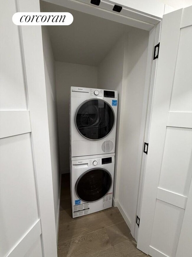 Building Photo - 428 E 9th St