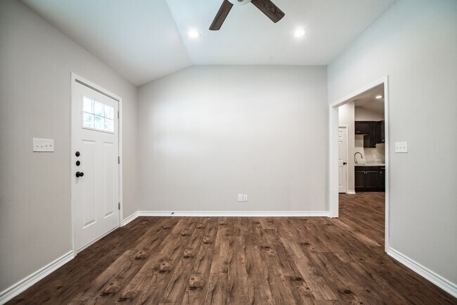 Foto del edificio - 803 S Main St