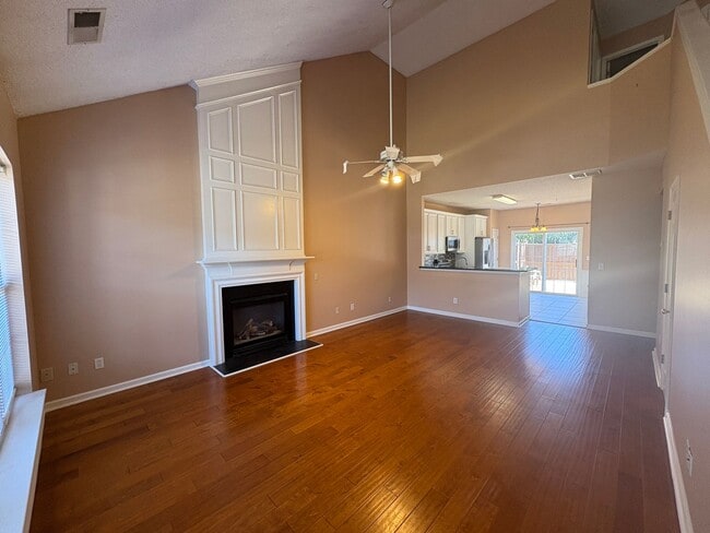 Building Photo - 3/2.5 Townhome Available Now!