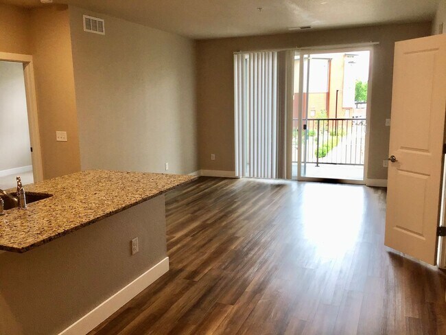 Building Photo - Wonderful 2bed 2 bath condo for rent at LI...