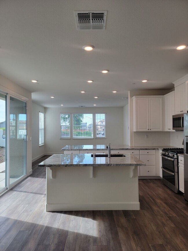 Building Photo - New Lennar Energy Efficient 3 bedroom & 2....