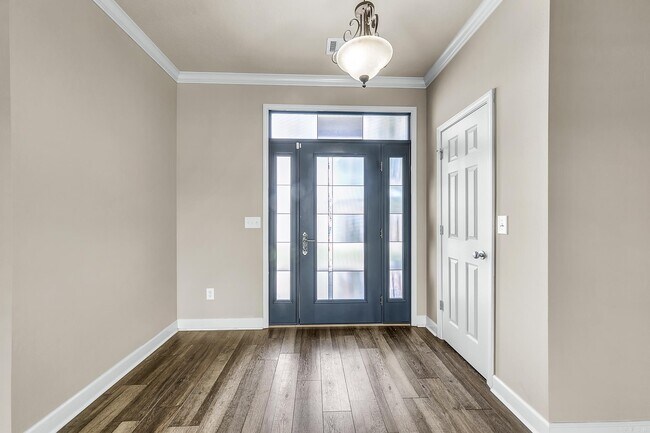 Building Photo - 2424 Palisade Dr
