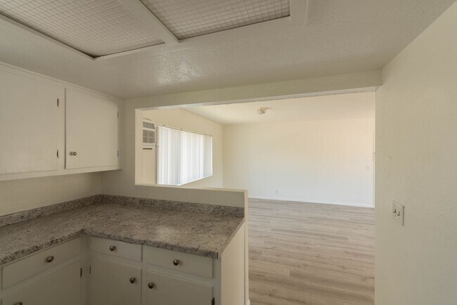 Foto del edificio - 220 N Myers St