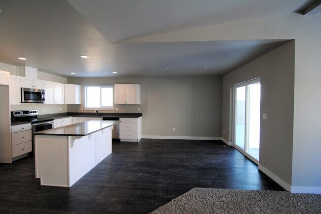 Building Photo - Newer Rambler in Mary Hill Estates!