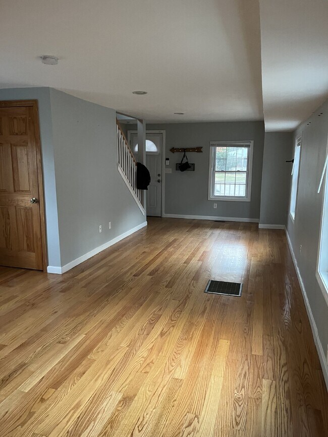 Building Photo - Charming 2 Bed, 1.5 Bath Rental in Worcest...