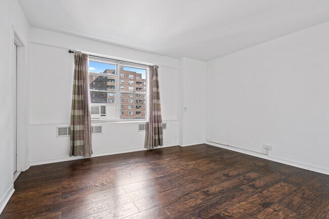 Building Photo - 575 Grand St
