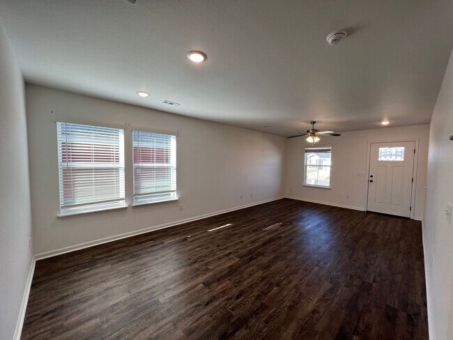 Foto del edificio - New 3 Bedroom Townhome ($999 Per Month)