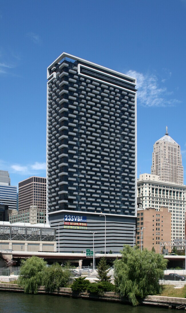 Foto del edificio - 235 W Van Buren St