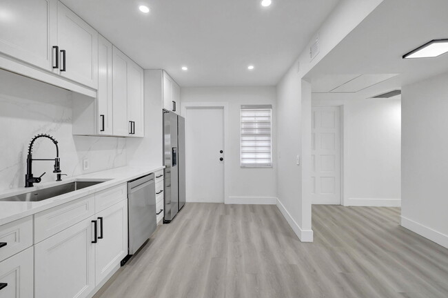 Building Photo - 3050 N Palm Aire Dr