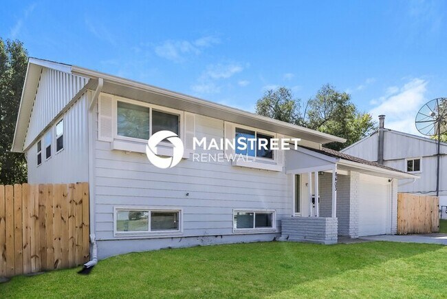 Building Photo - 4 Bedroom Pet-Friendly Home in KANSAS CITY, MO with Main Street Renewal