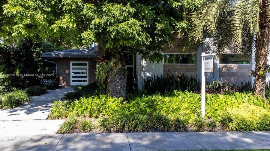 Foto principal - 79 Shore Dr W