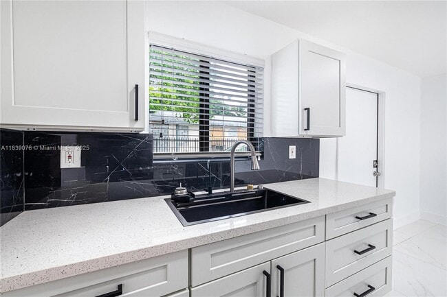 Foto del edificio - 131 NE 77th St