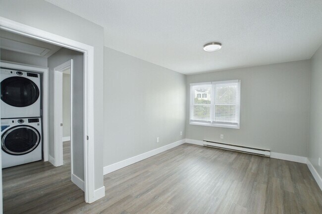 Building Photo - 1049 Pleasant St