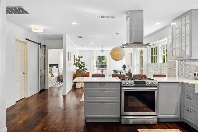 Foto del edificio - 844 1/2 E 38th St