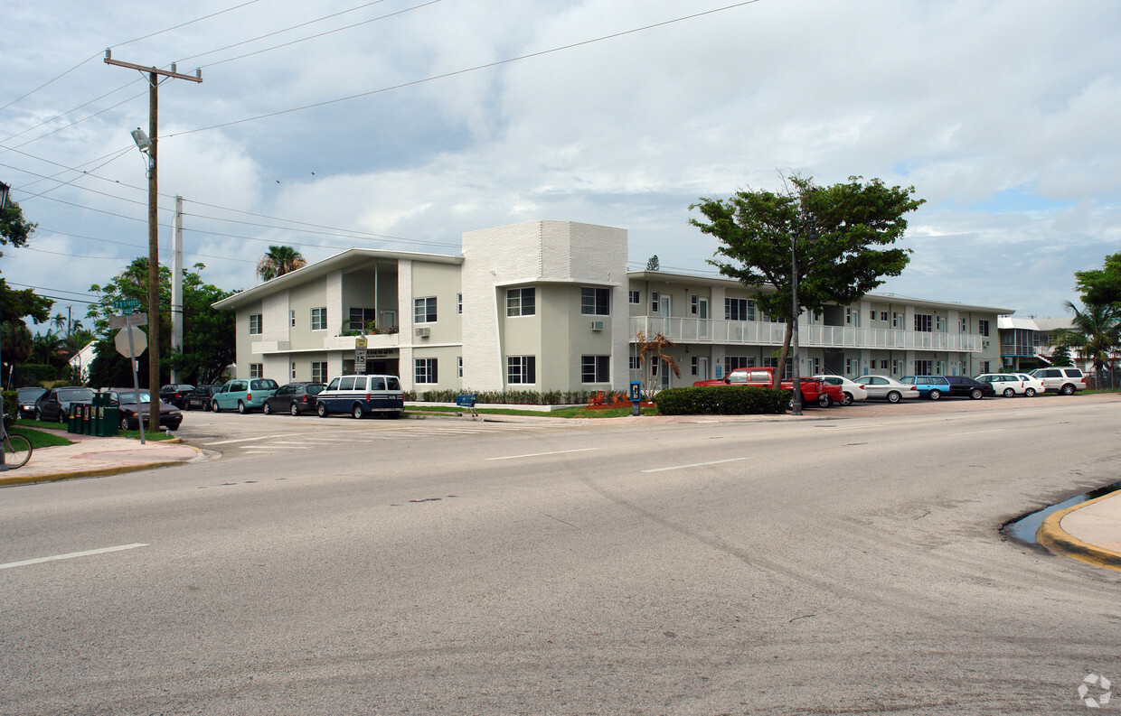 Primary Photo - Deco Palms Apartments