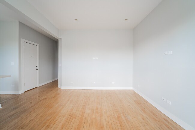 Foto del edificio - 1037 W Diversey Pkwy