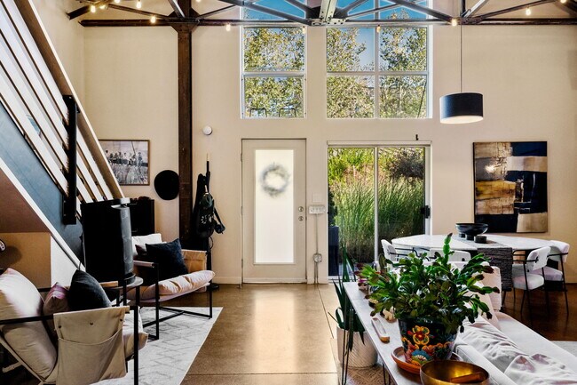 Building Photo - 3033 Blake St