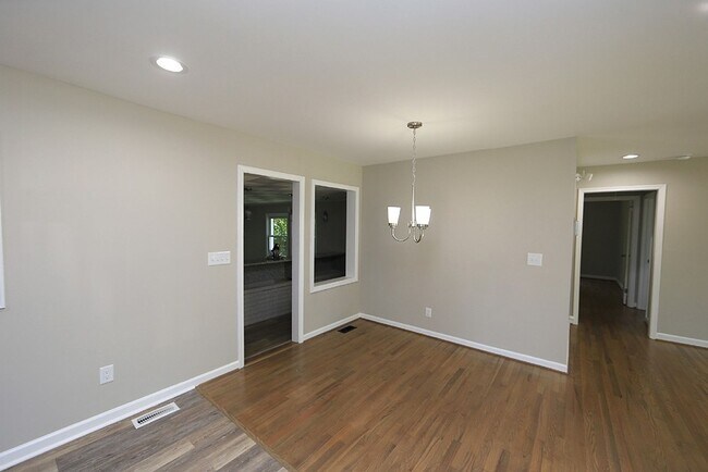 Foto del edificio - Updated Brick Ranch Home in Vibrant Downtown Location