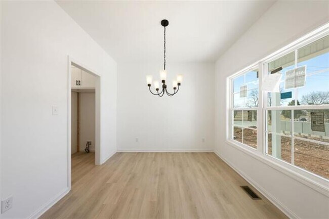 Building Photo - 3216 South Oaks
