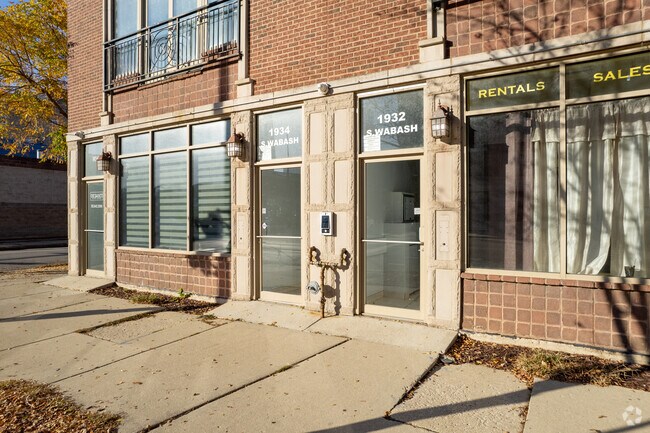 Entrada - 1930-1934 S Wabash Ave