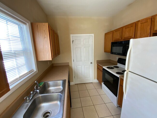 Building Photo - Byram Oaks Properties