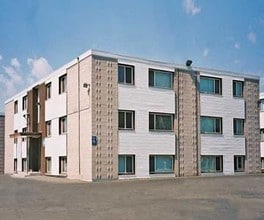 Building Photo - Avonhurst 3525