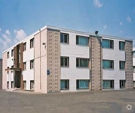 Building Photo - Avonhurst 3525