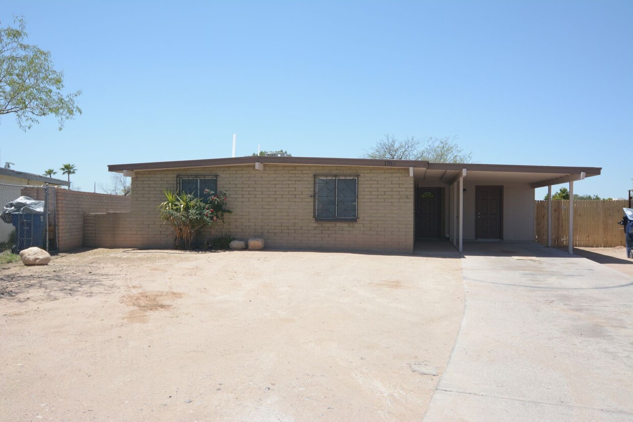 Foto principal - Spacious 4 Bedroom 2 Bath Home! Great Sout...