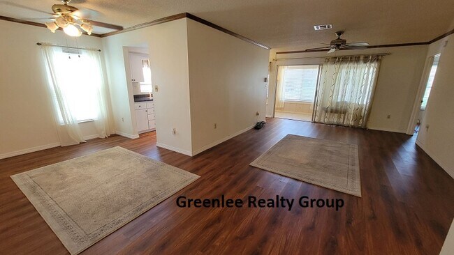 Building Photo - Spacious 2 bedroom/2bathroom corner unit i...