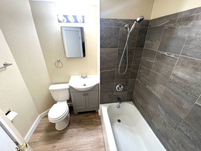 Building Photo - Pet Friendly 3 Bed 1 Bath Single Family home Close to Downtown!