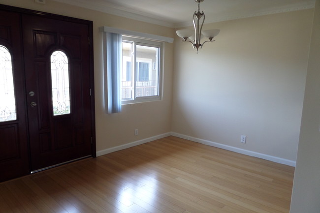 Building Photo - 3220 Altura Ave