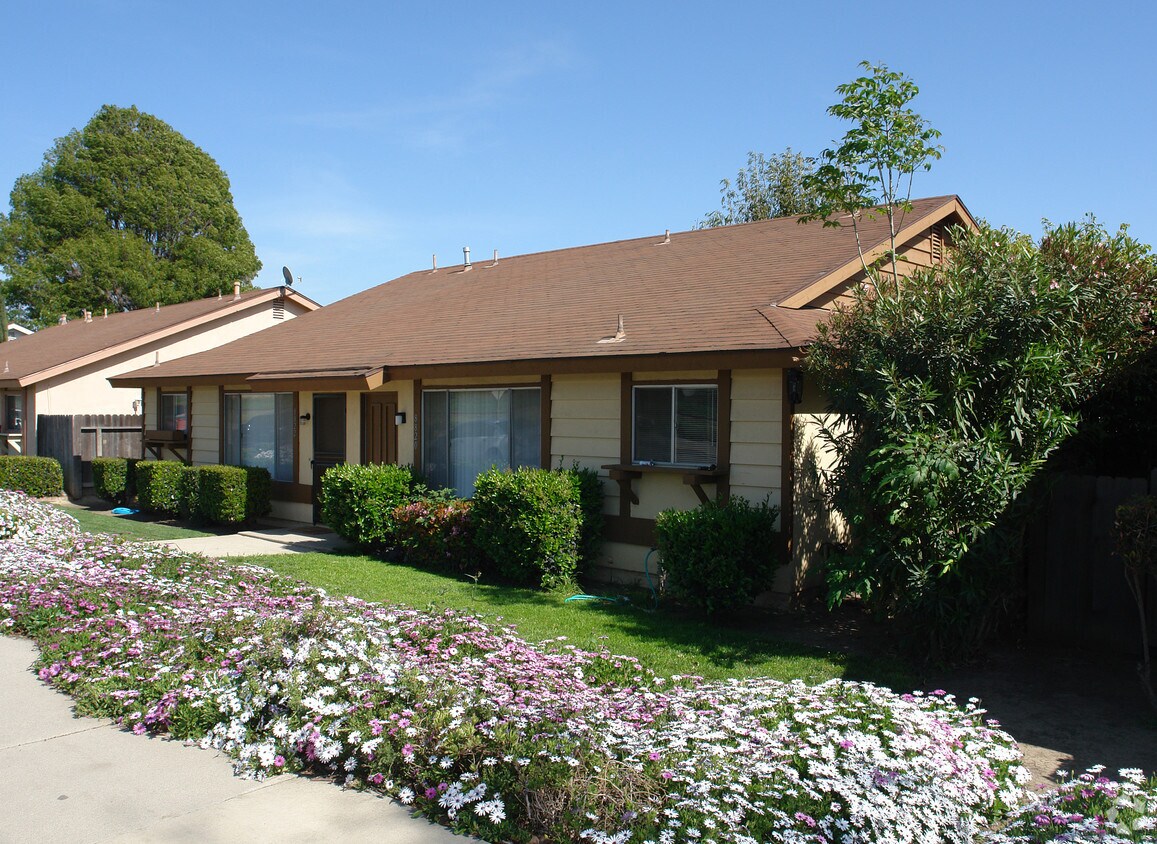 Building Photo - 8820-8822 N Bank Dr