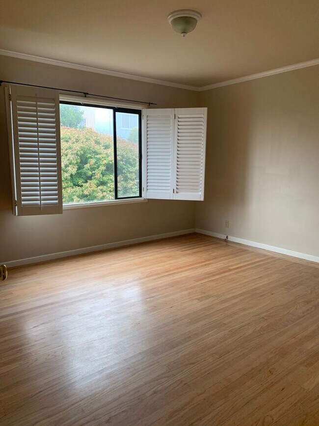 Building Photo - Beautiful and spacious 2 level Home In Dal...