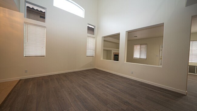 Foto del edificio - Beautiful Two Story Home in Lone Mountain!