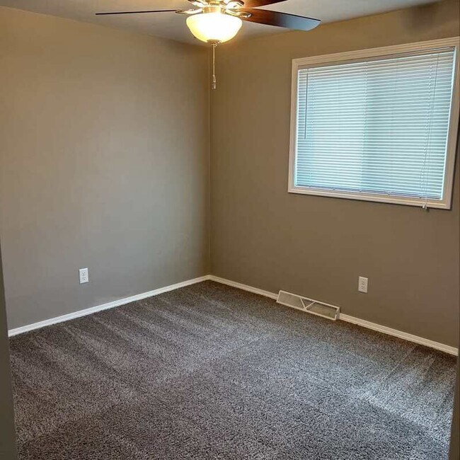 Building Photo - 1511 W 4th St