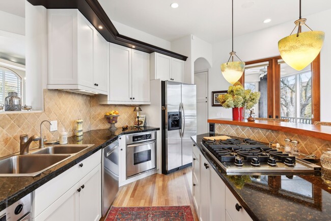 Fabulous gourmet kitchen with granite tops, stainless appliances, tiled backsplash - 745 Rice St E