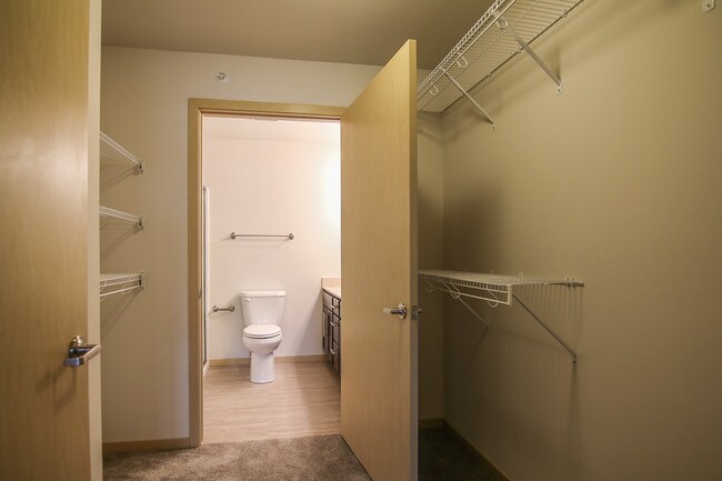 Vestidor - Metro View Apartments